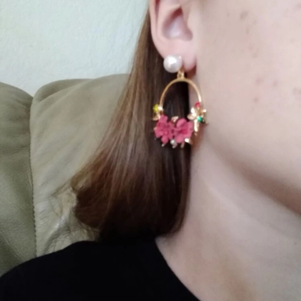 Red floral flower bouquet textured gold hoop pearl statement earrings - Picture 7 of 10